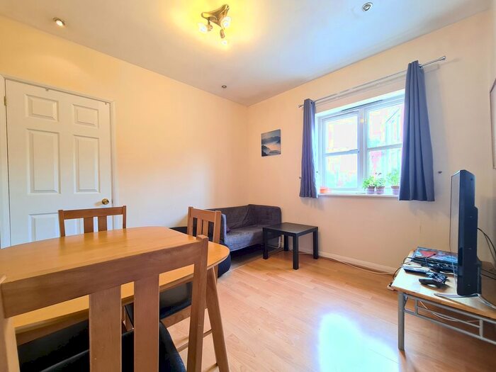 3 Bedroom Flat To Rent In Caravel Close, London, E14