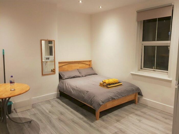 Studio To Rent In Commercial Road, London, E1