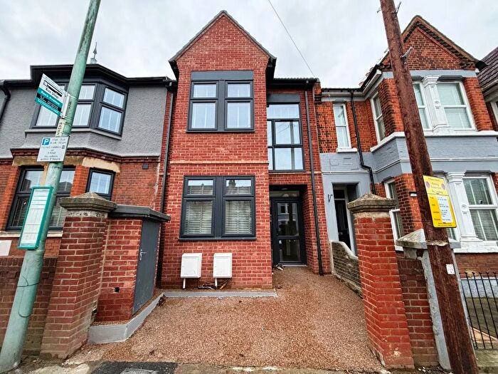 2 Bedroom Flat To Rent In Rock Avenue, Gillingham, ME7