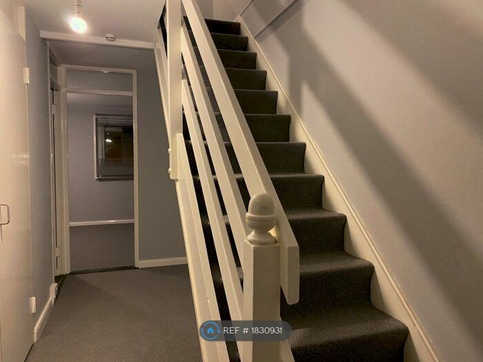 2 Bedroom Maisonette To Rent In Whippingham House, London, E3