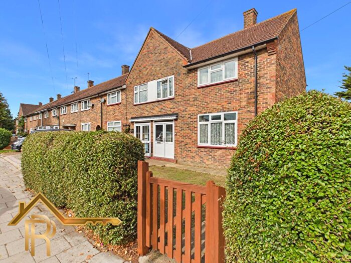 3 Bedroom End Of Terrace House For Sale In Hilldene Avenue, Romford, RM3