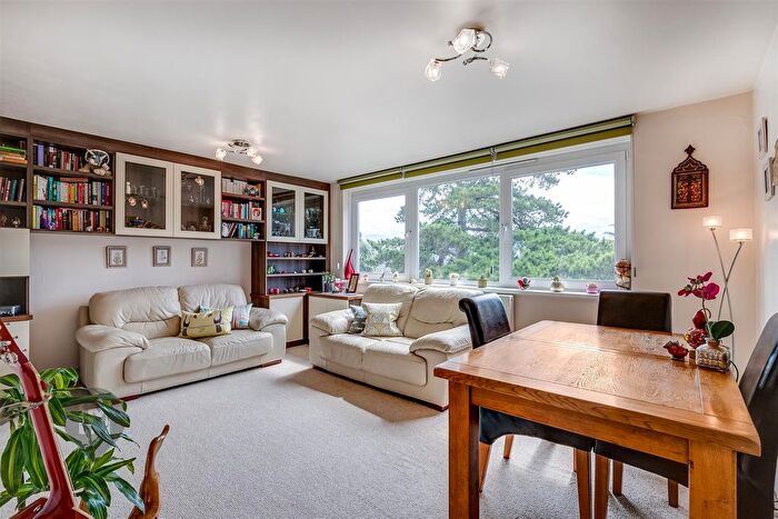 2 Bedroom Flat To Rent In Lydney Close, London, SW19