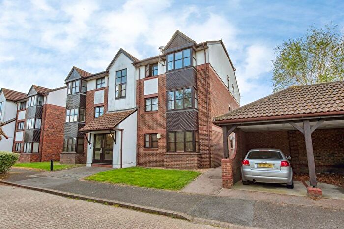 1 Bedroom Flat For Sale In Banner Close, Purfleet-On-Thames, RM19