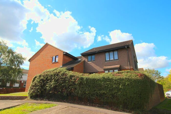 1 Bedroom Flat To Rent In Barnwood Close, Guildford, GU2