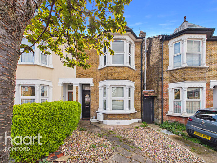 5 Bedroom Semi Detached House For Sale In Kings Road, Romford, RM1