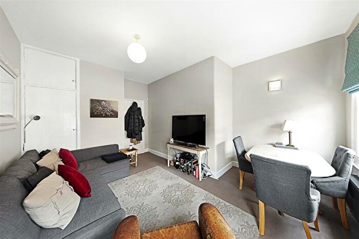 2 Bedroom Flat To Rent In Theatre Street, SW11