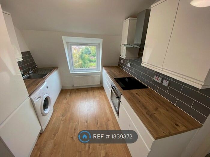 2 Bedroom Flat To Rent In Top Floor, London, SE18