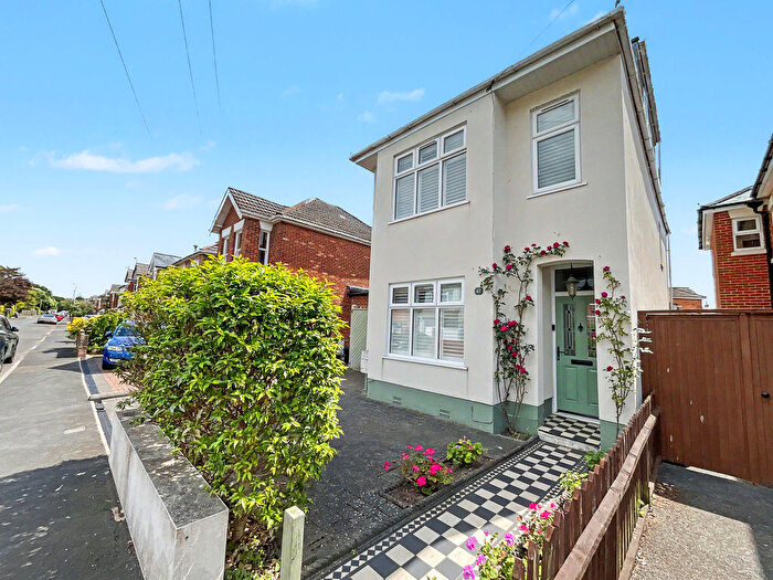 4 Bedroom Detached House For Sale In Christchurch, BH23