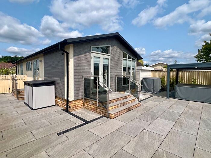 2 Bedroom Mobile/park Home For Sale In Parkers Lane, Maidens Green, Bracknell, RG42
