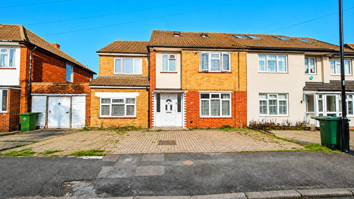 7 Bedroom Semi-Detached House For Sale In The Bramblings, Chingford, E4