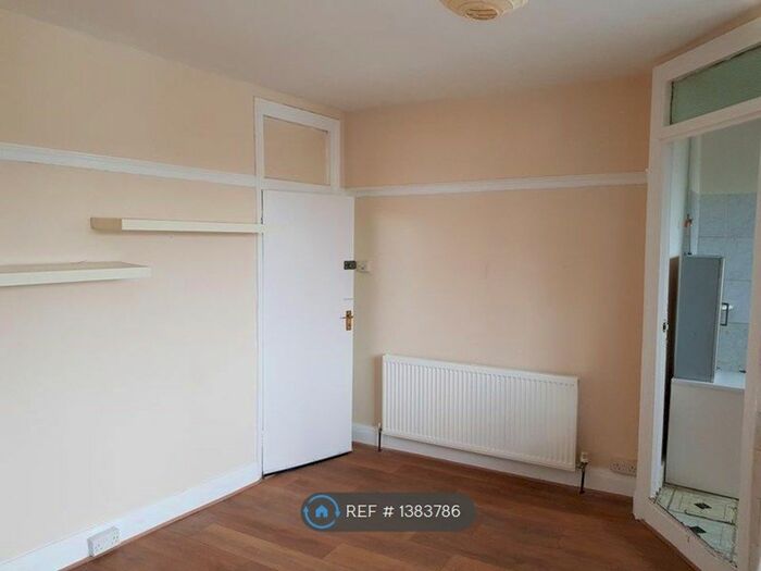 Studio To Rent In Streatham High Road, London, SW16