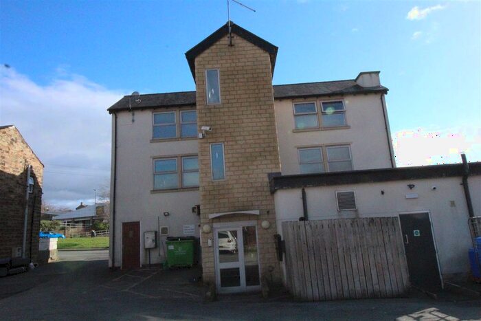 1 Bedroom Flat To Rent In Greenside, Heckmondwike, WF16
