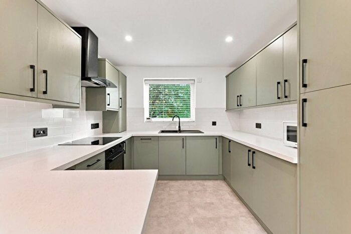 2 Bedroom Flat For Sale In Valley Court, Valley Road, Carlton, Nottingham, NG4