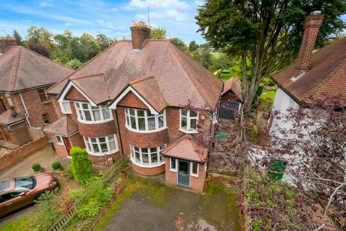 3 Bedroom Semi-Detached House To Rent In Oxford Road, Banbury, Oxfordshire OX16