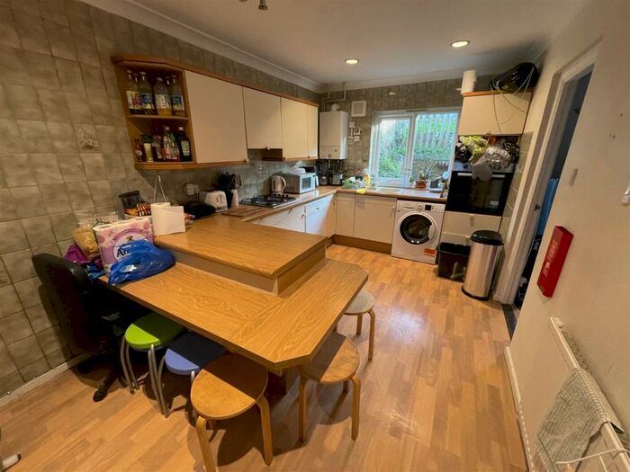 4 Bedroom Semi-Detached House To Rent In Staplefield Drive, Brighton, BN2