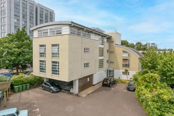 1 Bedroom Flat For Sale In Bridge Street, Walton-On-Thames, KT12