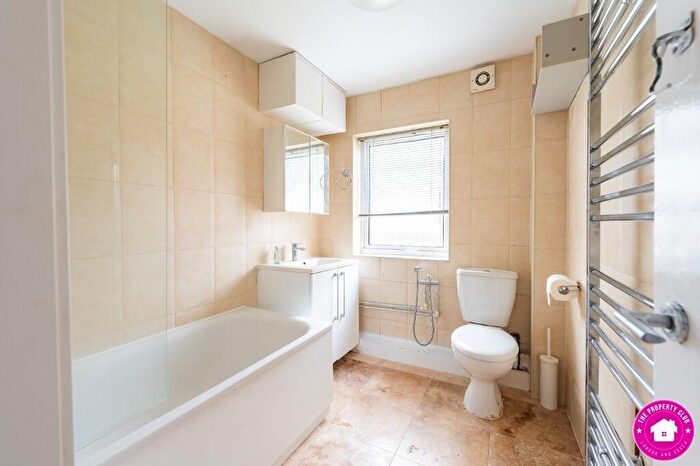 2 Bedroom Apartment To Rent In Cleveland Road, London, E18