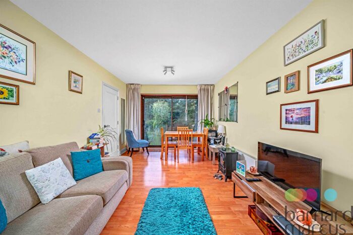 1 Bedroom Flat For Sale In Avenue Road, London, N12