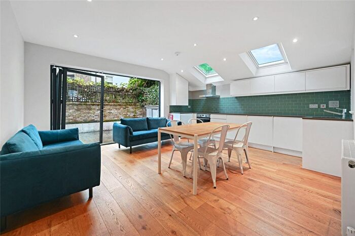 3 Bedroom Flat To Rent In Loftus Road, Shepherds Bush, London, W12