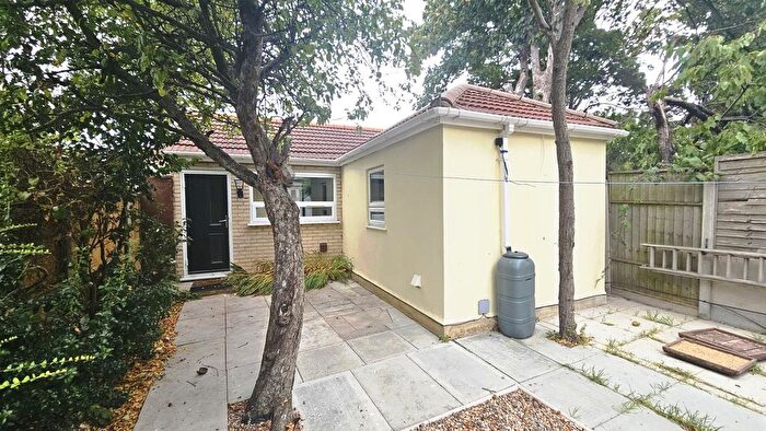 1 Bedroom Bungalow To Rent In Vicarage Lane, Ilford, IG1