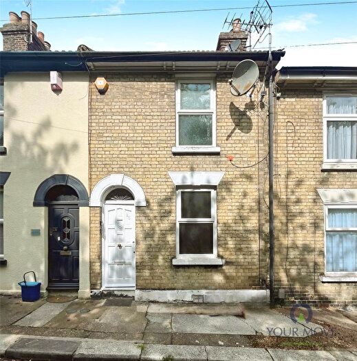 3 Bedroom Terraced House To Rent In Scotts Terrace, Chatham, Kent, ME4