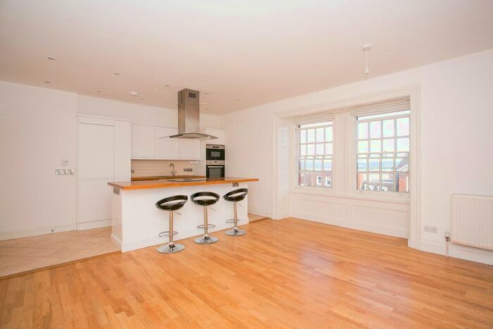 2 Bedroom Flat To Rent In A High Street, Sevenoaks, Kent, TN13