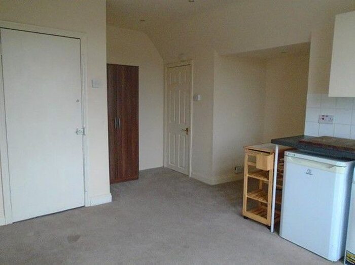 Studio To Rent In Lenham Road, Sutton, Surrey, SM1