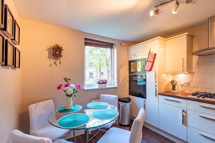 2 Bedroom Flat To Rent In Dicksonfield, Edinburgh, EH7