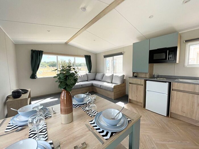 2 Bedroom Mobile/park Home For Sale In Lowestoft, NR32