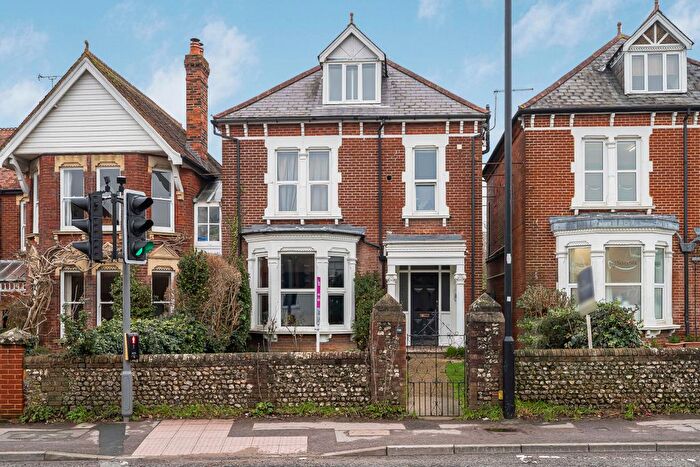 2 Bedroom Flat For Sale In Station Road, Petersfield, Hampshire, GU32