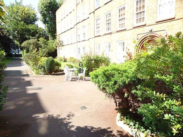 2 Bedroom Flat For Sale In Vicarage Crescent, London, SW11
