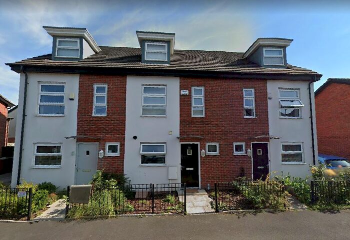 4 Bedroom Town House To Rent In Ivy Graham Close, Manchester, M40