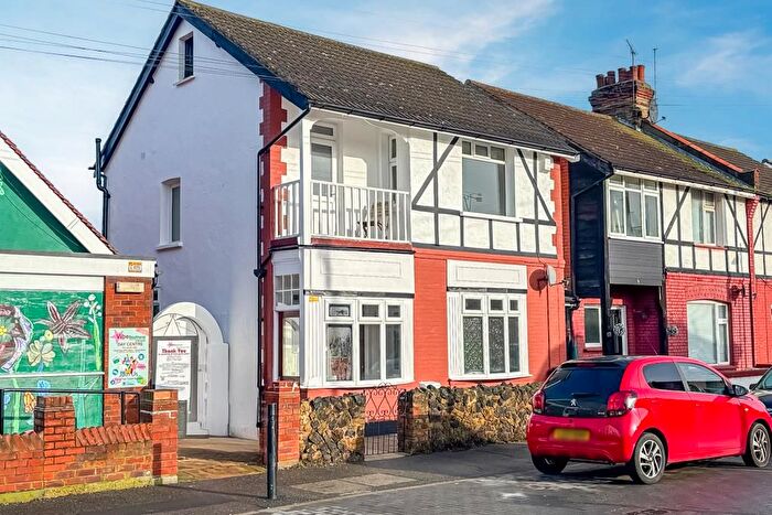 3 Bedroom Link Detached House For Sale In Stornoway Road, Southend-On-Sea, SS2