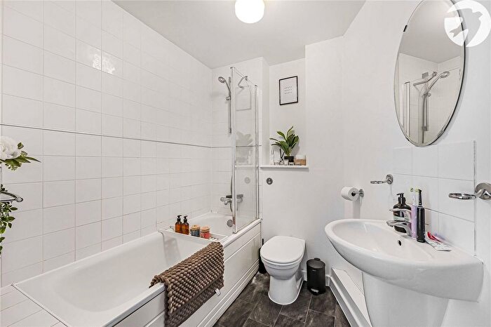1 Bedroom Flat For Sale In Carmichael Avenue, Greenhithe, Kent, DA9
