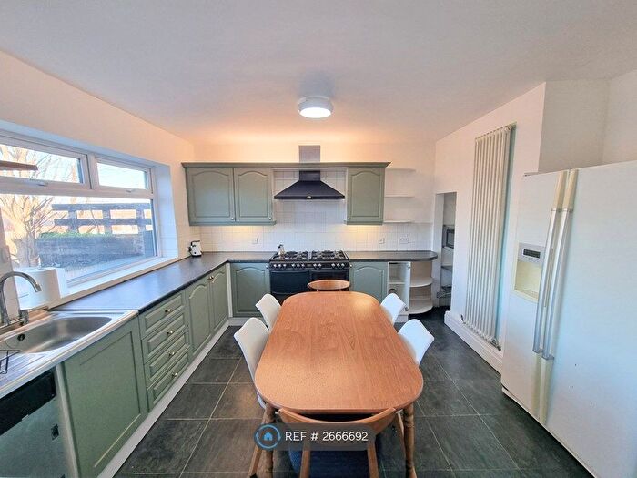 4 Bedroom Semi-Detached House To Rent In Malvern Street, Leeds, LS11