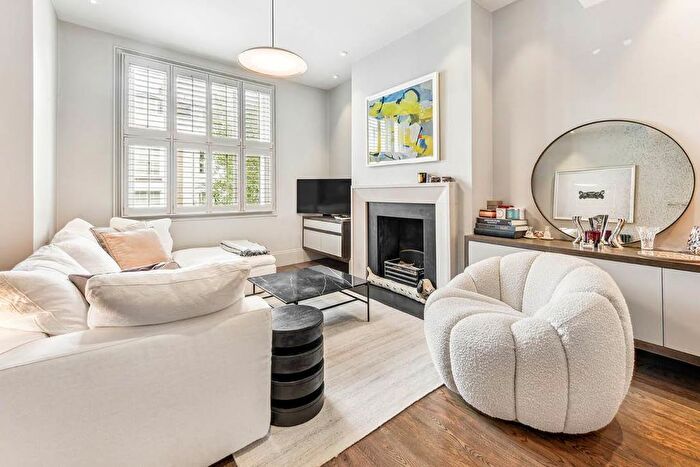 3 Bedroom Maisonette For Sale In Waterford Road, London, SW6