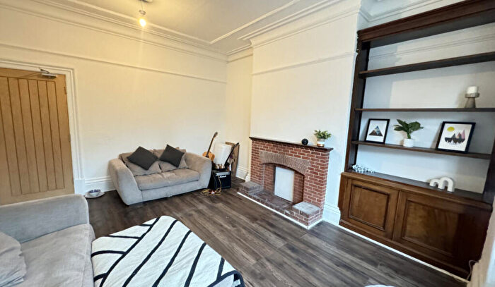 10 Bedroom End Of Terrace House To Rent In West Parade - Bed, LN1