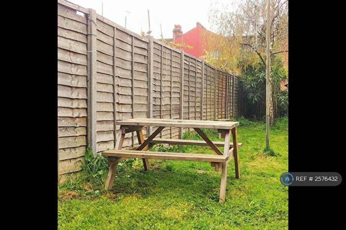 4 Bedroom Maisonette To Rent In Temple Road, London, NW2