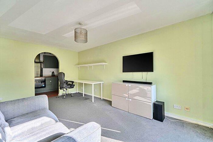 2 Bedroom Flat For Sale In Emerson Court, Crowthorne, Berkshire, RG45