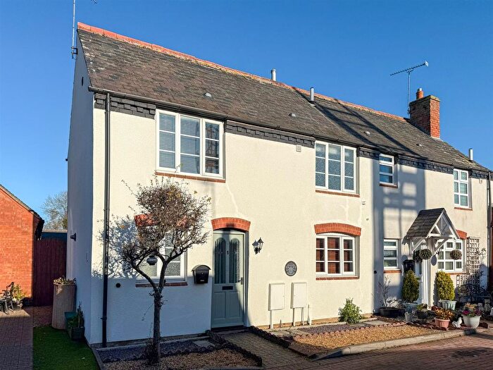 2 Bedroom End Of Terrace House To Rent In Red Lion Close, Southam, CV47