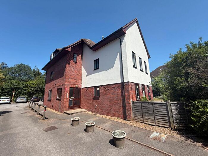 1 Bedroom Flat For Sale In Kingston Avenue, Randolph Court, KT22