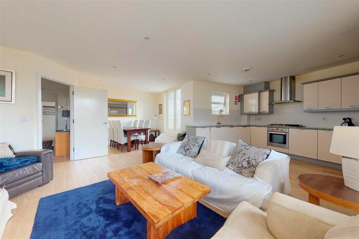 3 Bedroom Flat To Rent In Bridge Wharf, Chertsey, KT16