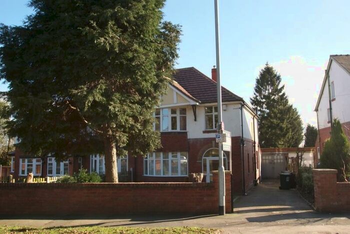 4 Bedroom Semi-Detached House To Rent In Batcliffe Drive, Headingley, Leeds, LS6