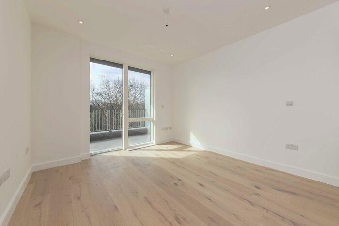2 Bedroom Flat To Rent In Chiswick High Road, London, W4