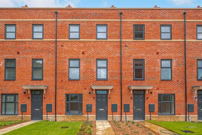 2 Bedroom Town House To Rent In Acacia Fold, Seacroft, LS14