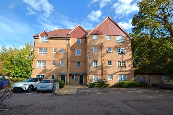 2 Bedroom Flat For Sale In Sparrowhawk Place, Hatfield, AL10