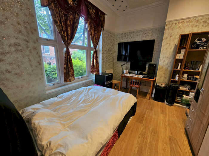 3 Bedroom Flat To Rent In Clarendon Place, Leeds, LS2