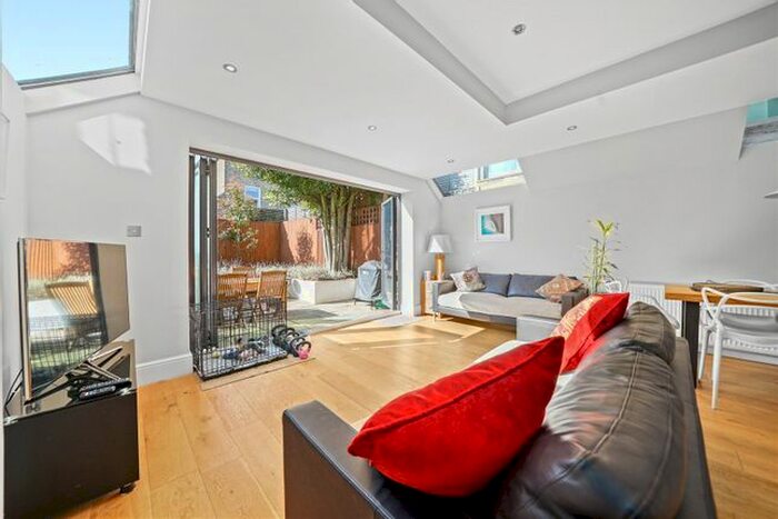 2 Bedroom Flat To Rent In Osward Road, Balham, SW17