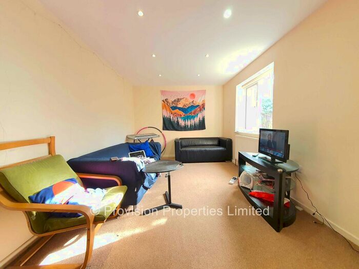 3 Bedroom End Of Terrace House To Rent In St Michaels Lane, Headingley, Leeds, LS6