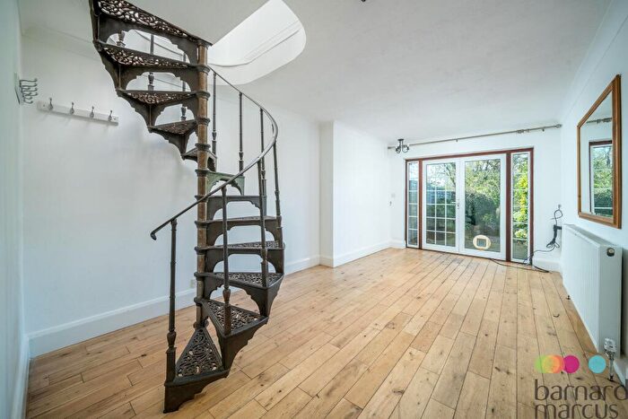 2 Bedroom House To Rent In Calvert Road, Barnet, EN5